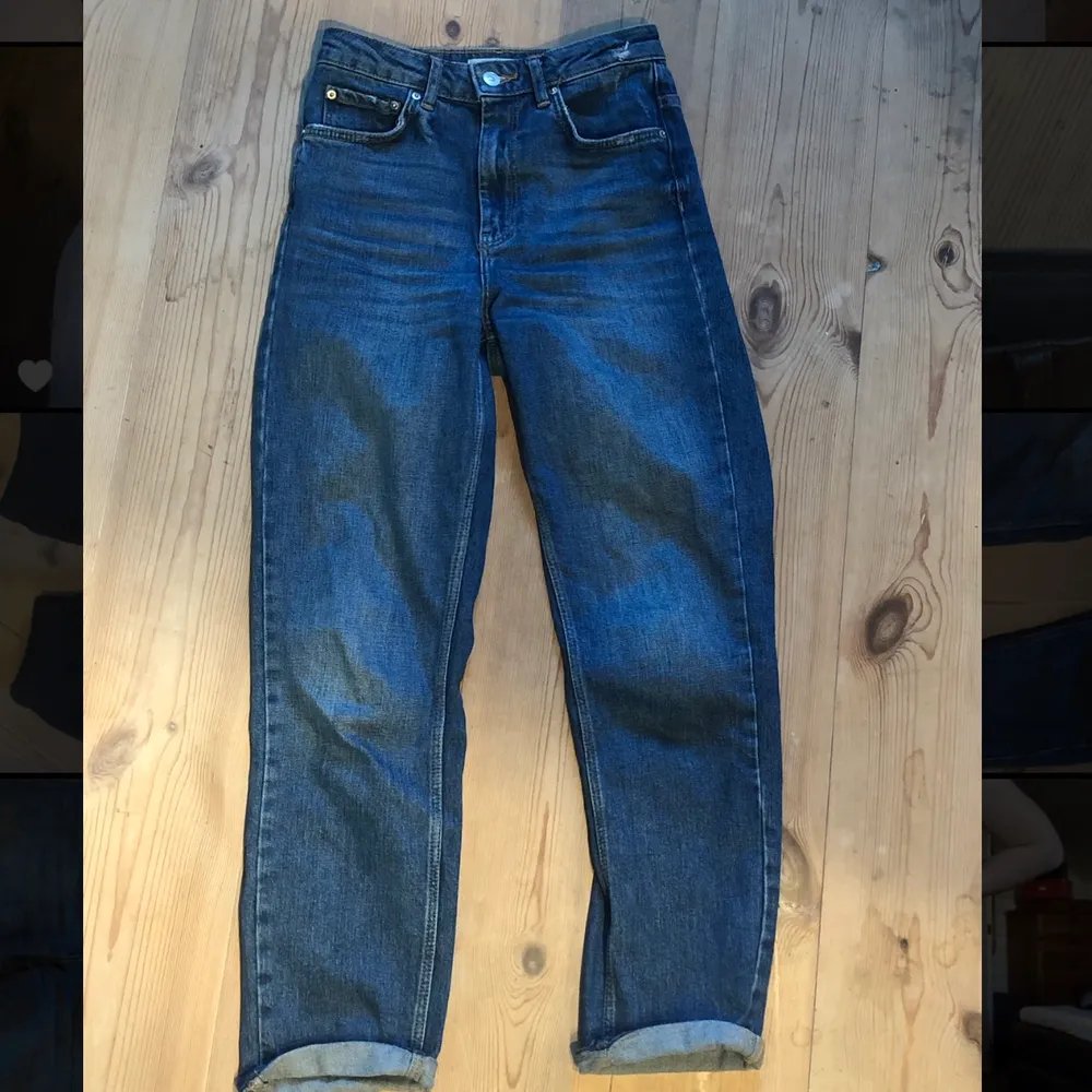 Supersköna mörkblåa jeans från Gina Tricot i storlek 34. Jag säljer dom då dom inte kommer till andvändning längre. Har andvänt dom ca tre gånger och dom är i bra skick. Säljer dom för 80kr + frakt!. Jeans & Byxor.