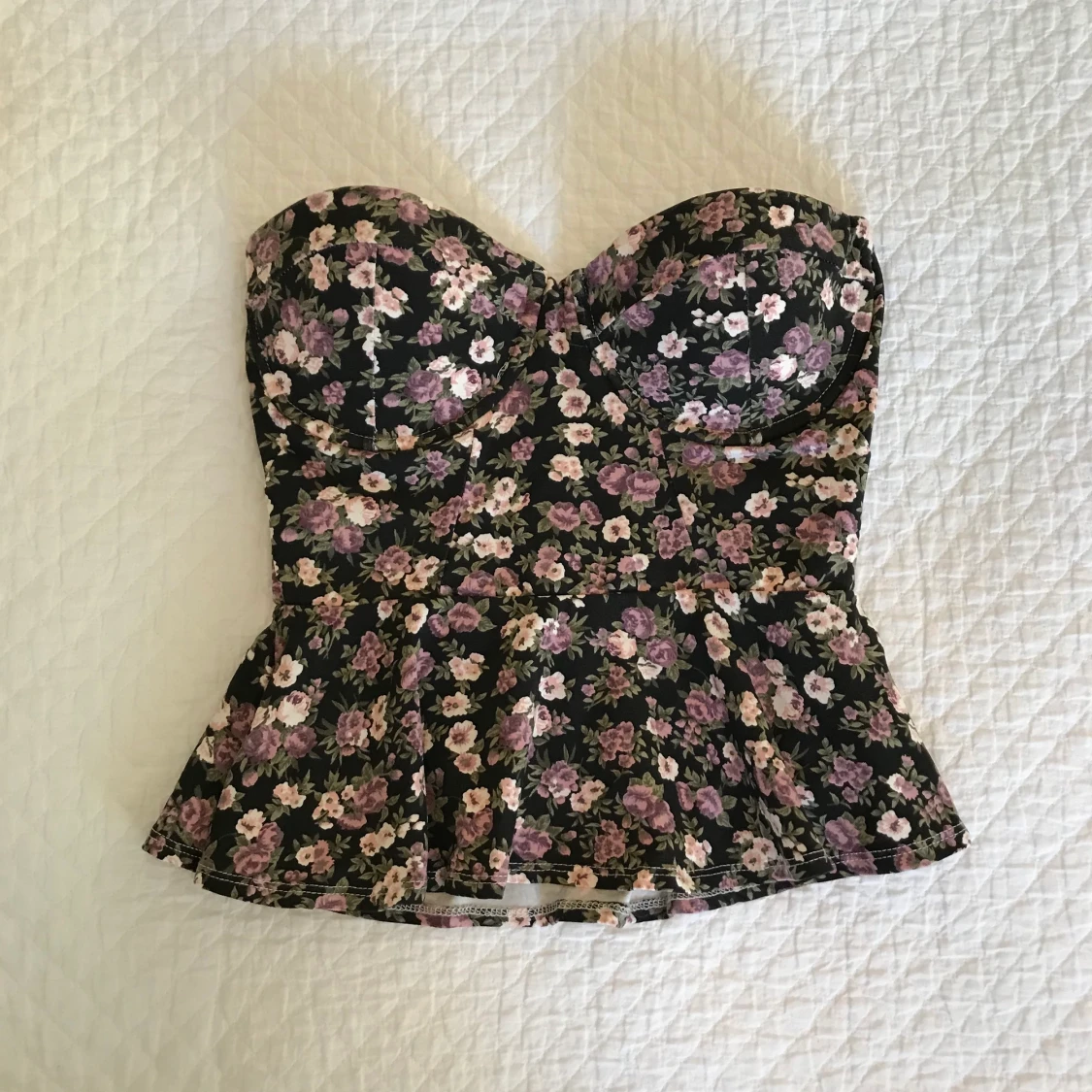 Blommig peplumtopp från Bikbok i storlek XS