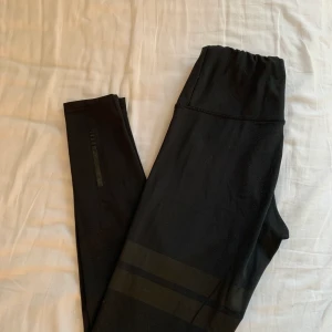 Träningstights - Svarta träningtights i superfint skick som knappt är använda! Storlek s! Pris:150kr✨ 