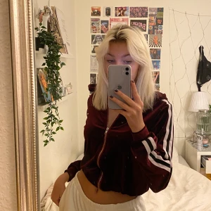 Vinröd siden kofta - Säljer min älskade siden kofta från madlady! Fångar inte upp färgen så bra men den ses bättre på bild 2 Den är i ett superskönt tyg. Visst ett resoband längst ner som gör att den sitter bättre!💖💖💖