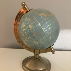 Jordglob med gulddetaljer - Jordglob i guld och blå! Pris 100kr Jag bjuder på frakt. Kan mötas upp i Lund. Jag tar swish!