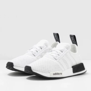 Adidas nmd skor - Stl 39.1/3. Bra passform. ej använda mycket därför säljer jag de, använda max 5-10 gånger. Ser som nya ut. 