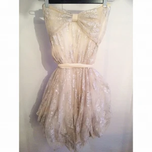  - Fantastisk klänning från Ida Sjöstedt. Underklänning som är ihopsydd med överklänningen i spets. Sammetsband i midjan och även ett sammetsband som man kan knyta runt nacken.   Endast använd en gång när jag tog studenten. 