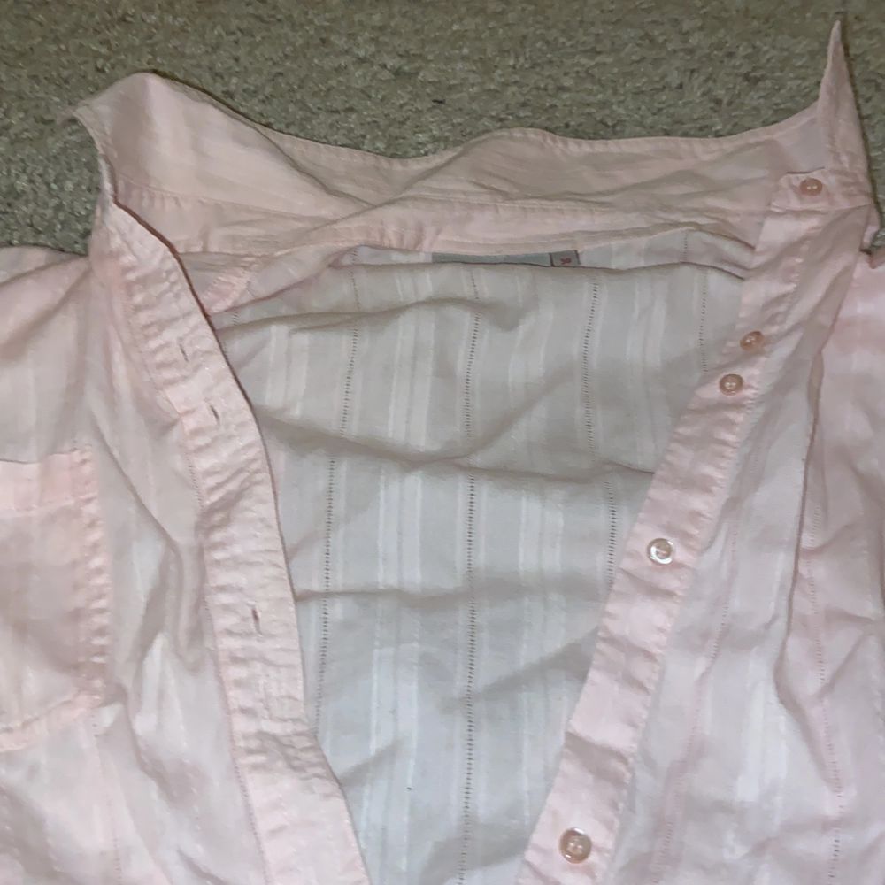 Rosa skjorta som är asfin att knyta! Köpt second hand💖 frakt-44kr. Skjortor.