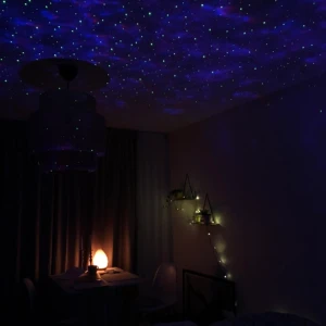 GALAXYLAMPA - Säljer min galaxylampa som fungerar helt felfritt, får bara inte riktigt användning av den! Skiftar mellan olika färger🥰 Får med lampan, fjärrkontroll och sladd! Är en inbyggd högtalare samt en timer! 