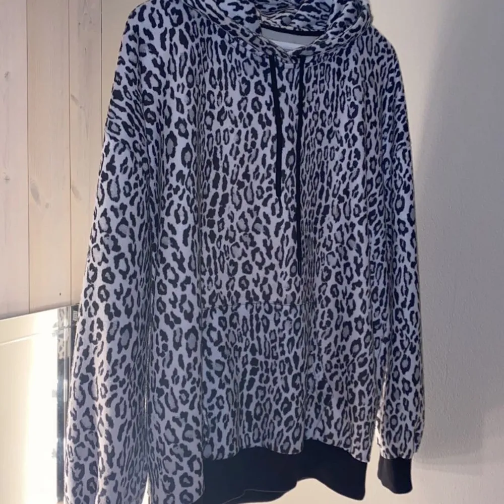 Super cool hoodie i leopard mönster, köpte den för några månader sedan men de har inte kommit till så mkt användning, den är väldigt stor i storleken så skulle nog säga att det är mer M än S men det är as najs med stora hoodies😇😇. Hoodies.