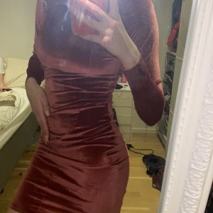 Sammetklänning - Fin klänning, skön å tight💕