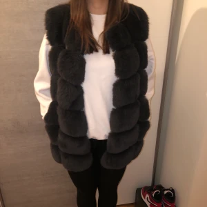 Pälsväst  - Säljer denna fina pälsvästen som är i jätte bra skick och som är användbar på olika sätt i alla årstider. Det är inte äkta päls. Den är mysig och väldigt mjuk