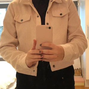 Ljusrosa manchesterjacka - Ljusrosa tunn jacka i Manchester, perfekt till vår och sommar! Fint skick, inget att anmärka på. Märke: Vila Storlek: 34 skulle också kunna användas som skjorta på vintern.