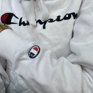 Champion hoodie - Vit, superfin Champion hoodie. Använd ca 3 gånger köpte den här på plick för 300. Inte mina bilder men kan absolut skicka fler! De finns inga fläckar eller märken på den. Köparen står för frakt. 