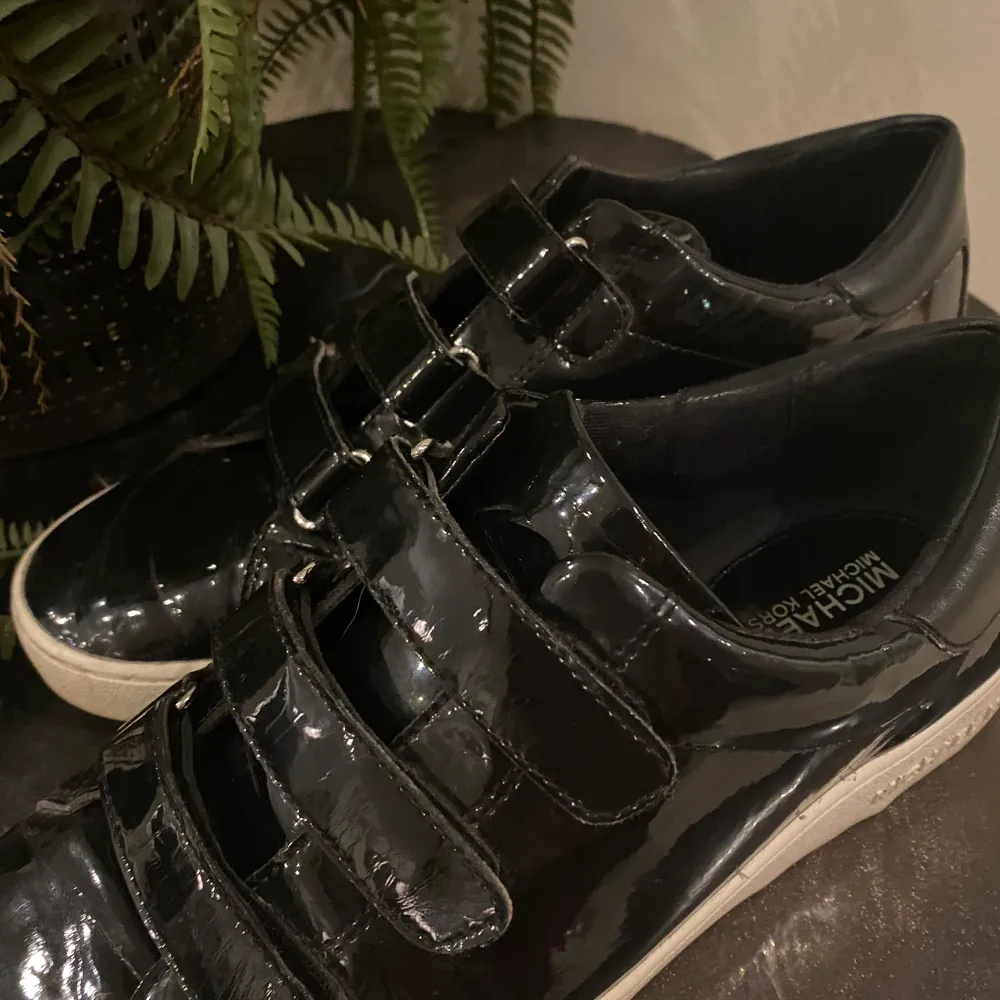 Säljer ett par asballa Michael Kors skor i svart lack då de inte kommer till användning. De är knappt använda (max 4 gånger). Köparen står för frakten🖤🌸 buda från 350 eller köp dom för 450 direkt i snabb affär😝. Skor.