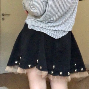 punk kjol - asball kjol som inte längre riktigt är min stil. den är ganska trash kvalité och väldigt stor på mig, men det är väll lite det som är viben 