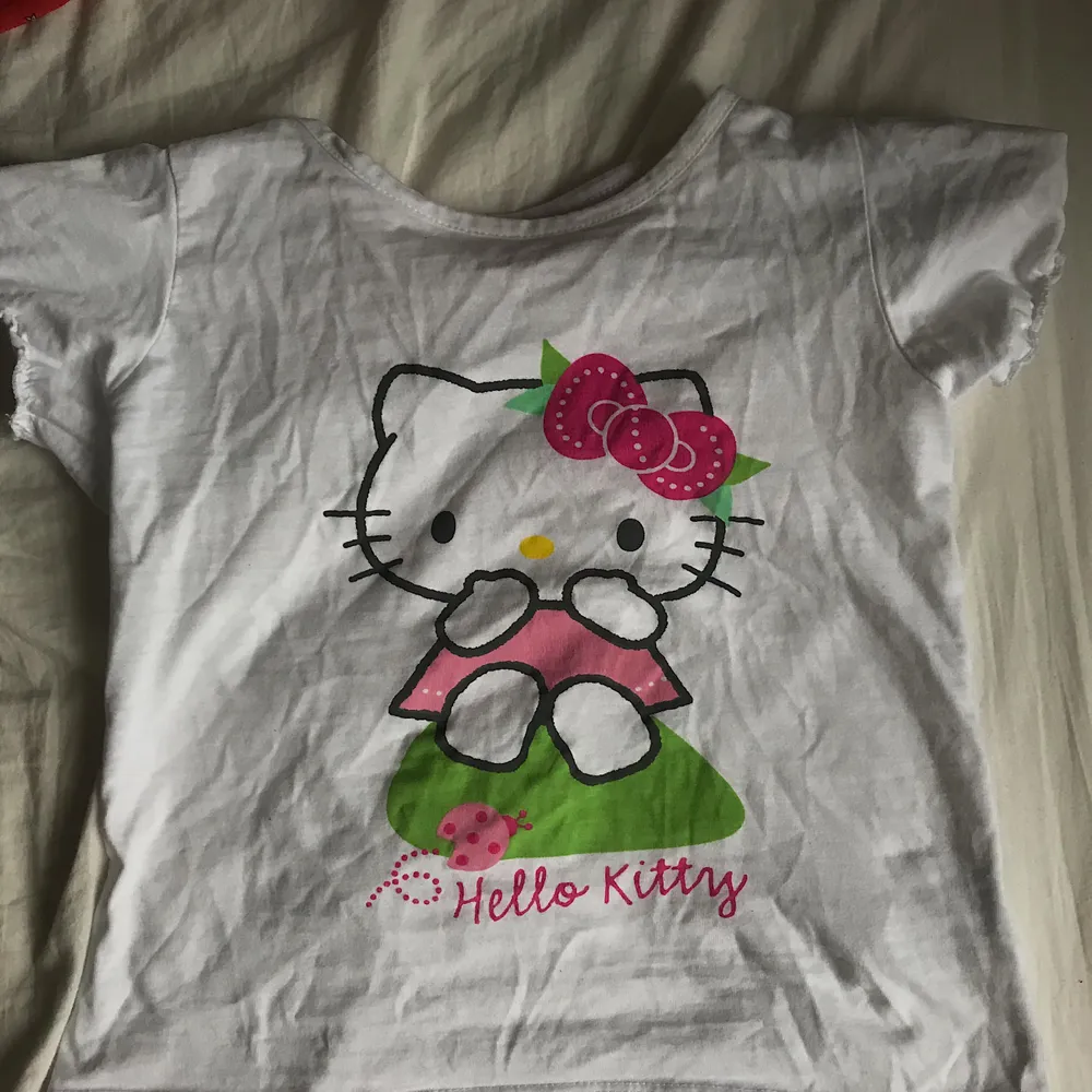 söt hello kitty tröja, bra skick. skriv om du är intresserad <3. T-shirts.