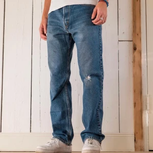 Vintage levis 505 denim - Pris 400kr, frakt 63kr eller upphämtning på Värmdö Gymnasium  Vintage levis 505 denim Storlek 33/32  Mått: Midja 84cm Total längd 106cm Benöppning 21cm  Detaljer Blå tvätt Vintage skick Rak passform