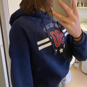 Hoodie med tryck - En hoodie från Gina tricot, knappt använd. Pris kan självklart diskuteras som på allt annat!