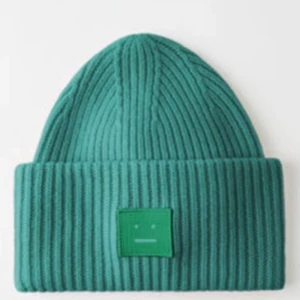 Acne mössa  - Säljer min fina gröna acne mössa som jag köpte förra året,  som är lite ”unik” och är i väldigt bra skick ser ut som nu! 💕