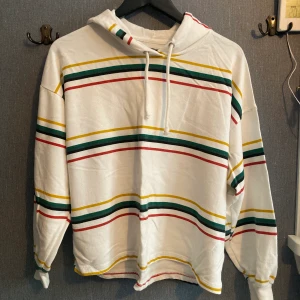 Huvtröja  - Tunn Huvtröja från pull&bear. Fint skick.