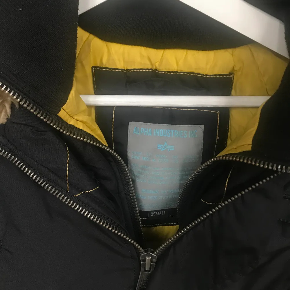 Jacka från alpha industries i mycket fint skick. Passar mig som är xs/s. Mycket varm med dubbla dragkedjor. Många stora fickor. Frakt tillkommer. Vet inte hur mycket det kommer landa på och därför kanske inte priset för leverans stämmer. . Jackor.