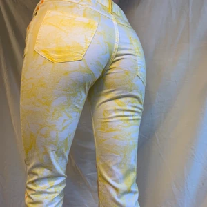 DKNY Y2k Byxor - Riktigt unika semi flared 2000s DKNY🤩 Byxorna är praktiskt taget oanvända. Är 164cm och byxlängden är ungefär 91cm✨