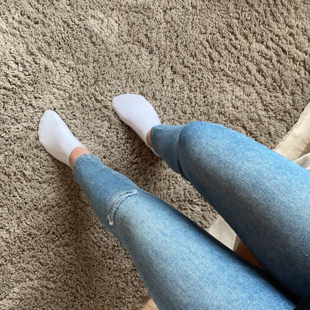 Blåa, tajta jeans med lite slitningar, från Zara i storlek 36.  . Jeans & Byxor.