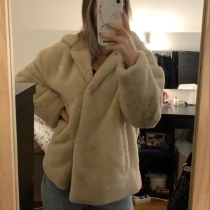Zara ”fluff” jacka strl Xs passar S - Jätte skön fluffig jacka från Zara, använd 4/5 gånger. Storleken är Xs men lite oversized så passar även S. Köpt för 500kr och säljer för 200kr