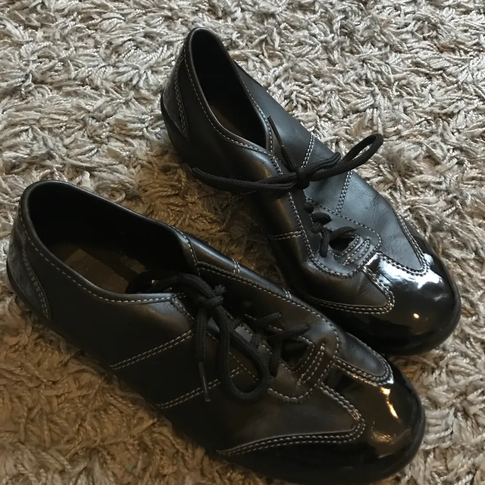 Ett par svarta skor i strl 39. Har knappt blivit använda. Vet inte vad för slags sko det är men liknar lite bowlingskor. 40+ frakt😊. Skor.