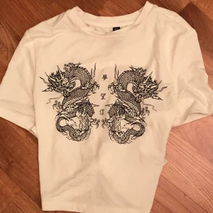 fin top och har öppen rygg med knytning  - En fin top med en öppen rygg och knytning som jag säljer pga att jag inte använder den, den är nyskick och använd bara 1 gång.