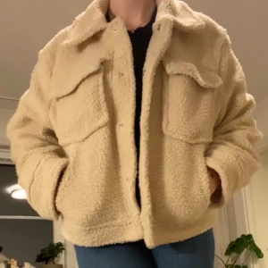 TEDDY JACKA - Jacka i nyskick.  Använd vid 3 tillfällen.