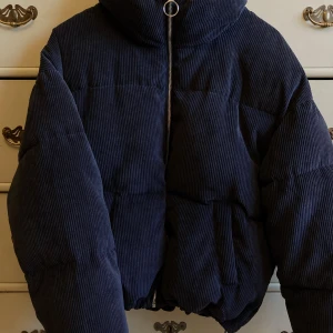 Puffer jacka  - Marinblå puffer jacka, ny aldrig använd då den är för stor. As fin o skön! 