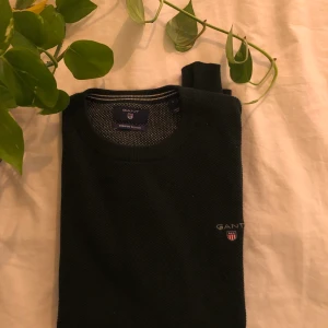 Mörkgrön GANT tröja - En riktigt snygg tröja som är använd fåtal gånger. Säljer den för att köpa lite nytt.                      Skicka vid intresse!!💓✌🏼🥵😇🥰