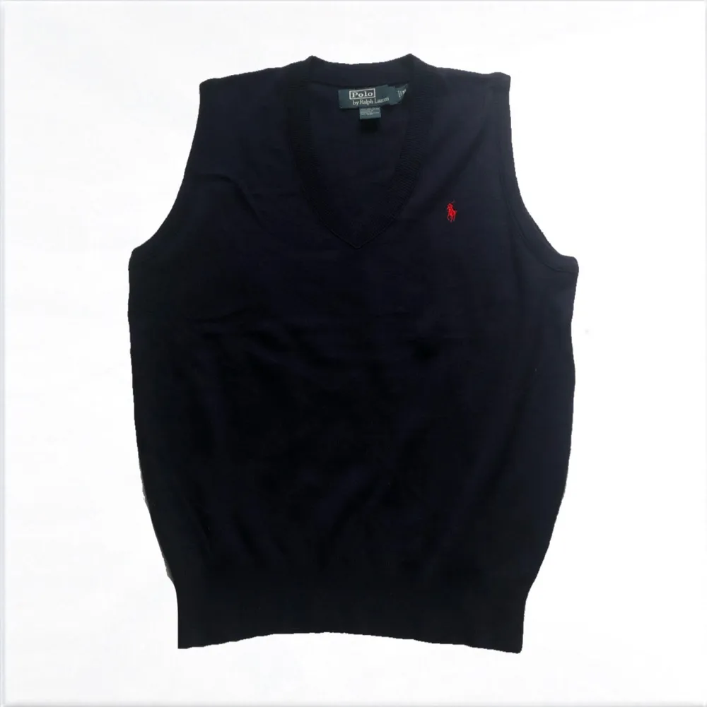 Vintage Ralph Lauren Sweater vest  Har 2 stycken likadana Storlek M Measurements: Length - 70 cm Pit to pit - 57 cm  Condition: Vintage (9/10)  (Pris - 259kr)  DM för mer bilder och frågor. Stickat.