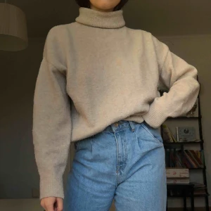  - Säljer denna snygga stickade polo ifrån HM. Den kommer inte till användning längre. Frakten ligger på 63kr