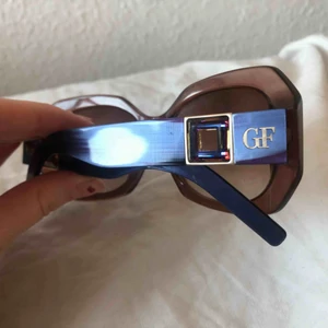  - Äkta vintage Gianfranco Ferre solglasögon.🌸