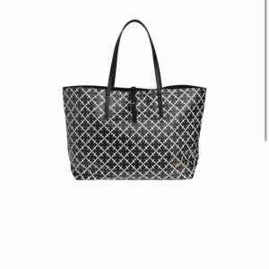  - Snygg väska som är använd men ingen som helst skada på utsidan. Köpt för 2600kr. Insidan har vissa fläckar som inte går att tvätta bort, därav det låga priset