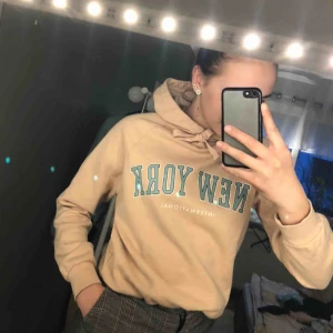  - Beige/babyrosa färgad hoodie från HM✨ knappt använd, står ej för frakt!!