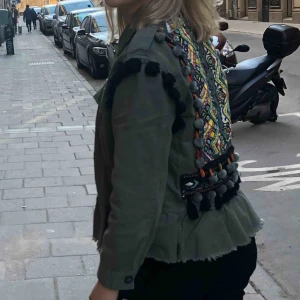  - Säljer nu min älskade militärgröna jacka från Zara. Köpt i Spanien för något år sedan och sparsamt använd sen dess. Trycket på baksidan är otroligt fint. Frakten ingår❤️