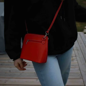  - Röd fin väska köpt i Italien. Har aldrig kommit till användning därav helt nyskick! Skriv för fler bilder, köpare står för frakt 💖