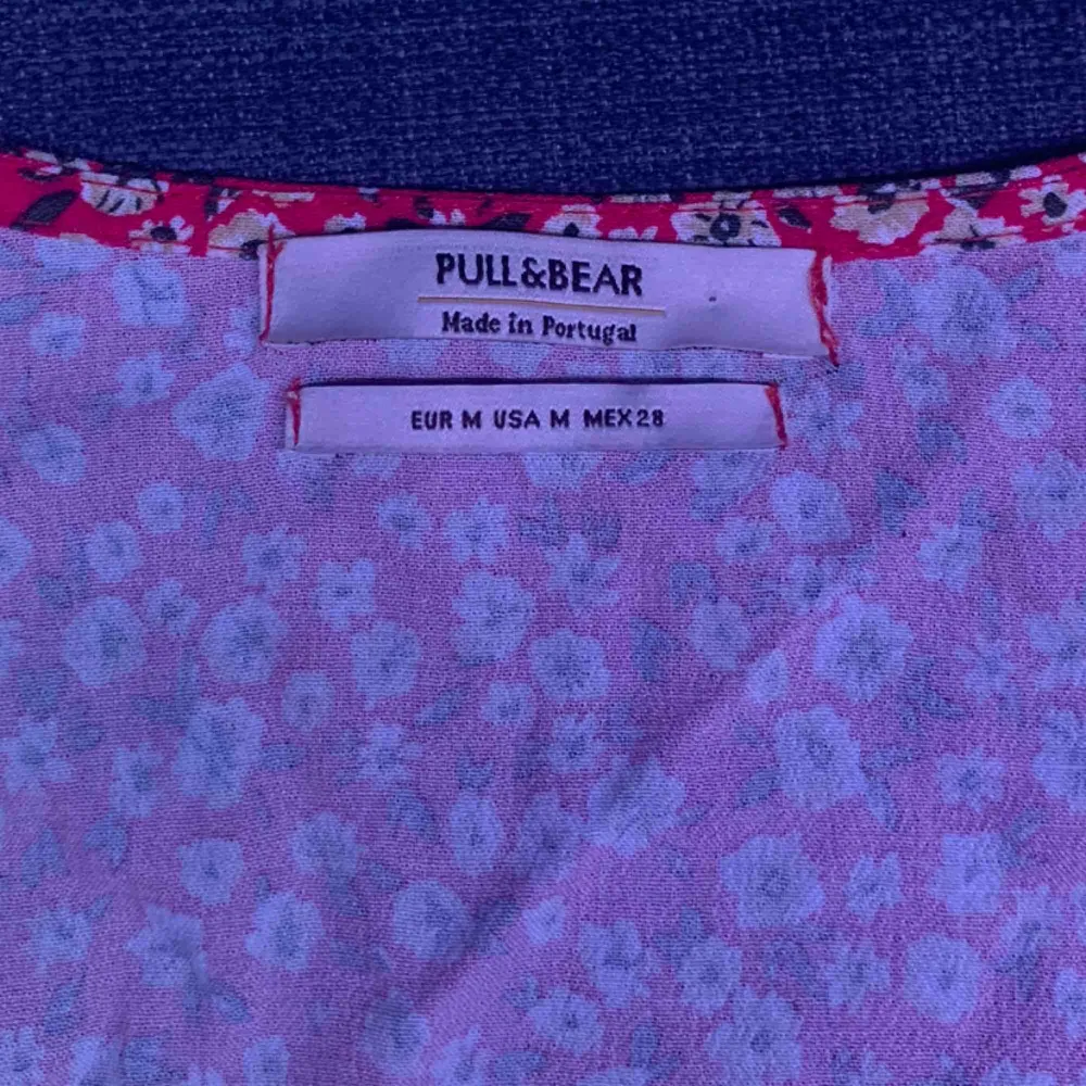 Säljer denna somriga uringade tröja från Pull&Bear så den inte riktigt är min stil längre :( den har resår i midjan under bysten. Som ni ser på bilden har jag linne under då den är väldigt urringad men är oxå fint till en bralette🥰köparen står för frakt . Toppar.