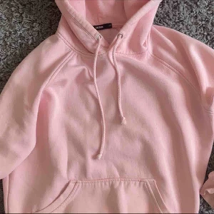  - Säljer denna jätte snygga hoodien, inte min bild men skriv för fler bilder!