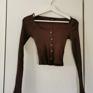 Croppad tröja  - Långärmad croppad långärmad med knappar på framsidan 