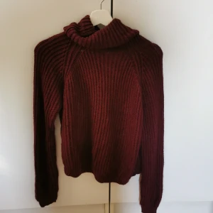 Stickad tröja  - Stickad tröja med turtelneck står 164 i strl men passar en xs-s