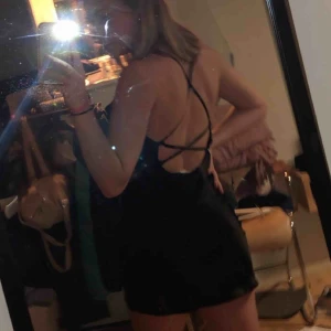  - Jätte fin och bekväm svart siden klänning, med korsad bak:) säljs då min dans blev inställd och inte kom till användning