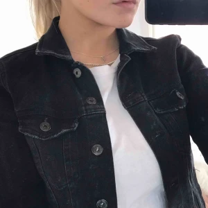  - Gråsvart jeans jacka från bershka, bra skick, perfekt vår jacka