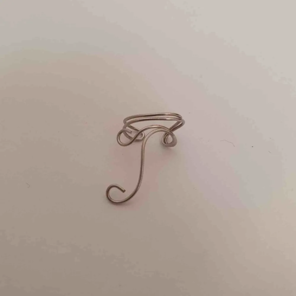 Fin earcuff 🤩 OBS! Vi kan ej garantera vilket material smycket är gjort i. Frakt ingår inte i priset. Om du vill köpa till en papperslåda vi har tillverkat själva tillkommer en extra kostnad på 15kr ✨. Accessoarer.