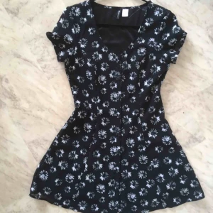  - Jättesnygg figursydd klänning med knappar hela vägen, perfekt för sommaren. Sparsamt använd. Sitter fint på en långis eller en kortis, som mig. 