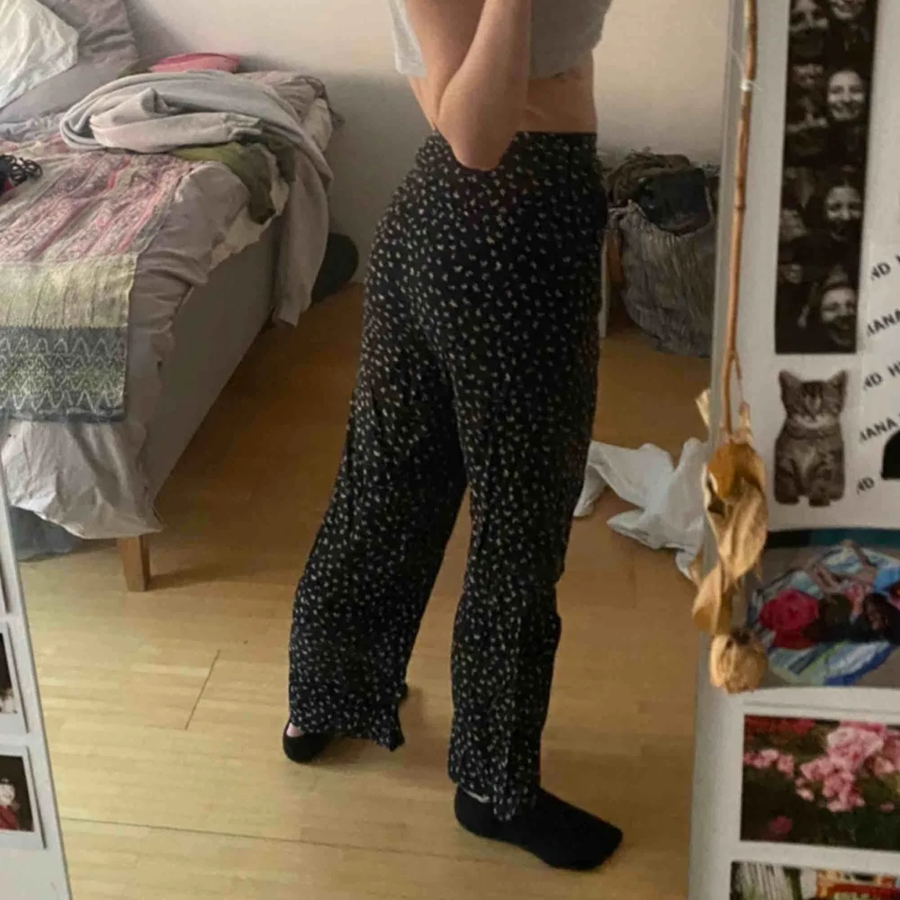 floral print trousers from & other stories i bought a while ago and haven’t worn cause they are unfortunately a little to short for me (i’m 170cm). +50kr shipping . Jeans & Byxor.