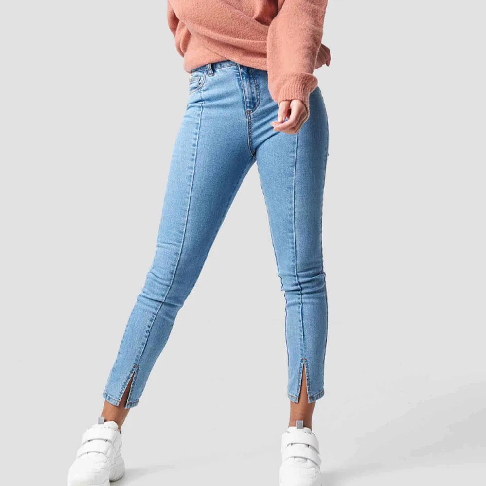 Jättefina bekväma jeans med slits från nakd💓 Har knappts använts och är som nya, nypris 249kr🙌🙌   Priset går att diskuteras, köparen står för frakten. Jeans & Byxor.