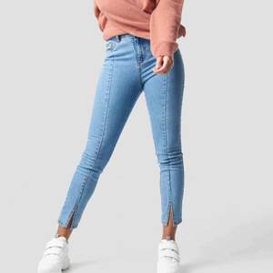 Jättefina bekväma jeans med slits från nakd💓 Har knappts använts och är som nya, nypris 249kr🙌🙌   Priset går att diskuteras, köparen står för frakten