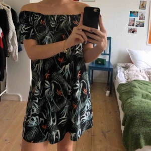  - En favoritklänning från mango! Den är i mycket bra skick fast jag använt den mycket, på somrarna är den perfekt eftersom den inte är så varm och är väldigt luftig :)