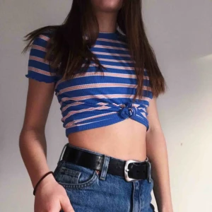  - Snygg och lite retroaktig croptop med fin färgkombination.  Frakt tillkommer